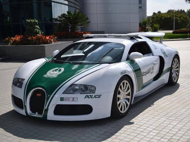 Dubai police chase criminals in a Bugatti Veyron